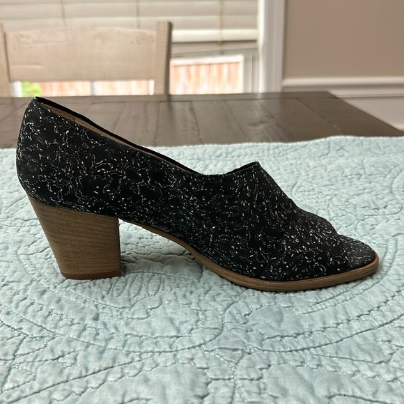 Amalfi By Rangoni Sz 7.5m. Black Peep Toe. Block wooden heel. Italy made. NWOB - Picture 3 of 10